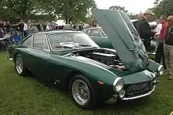 GT présentée de trois quarts, le capot avant relevé pour présenter le moteur.