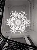 Lustre en cristal Baccarat de la cage du grand escalier.