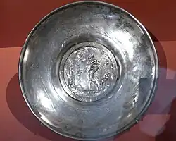 Plat en argent avec gravure au fond représentant une divinité avec un caducée