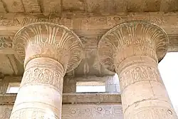 Colonnes campaniformes à chapiteau ouvert. Ramesséum, Ramsès&nbsp;II. Louxor