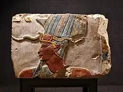 Thoutmosis III portant l'Atef (calcaire, 18e dynastie) trouvée à Deir el-Bahari exposée au musée de Louxor, Égypte.