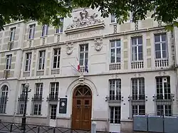 Les mêmes drapeaux sur la façade du lycée Montaigne (Paris).