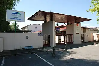 Entrée du lycée et du collège publics de La Serre de Sarsan.