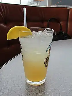 Description de l'image Lynchburg Lemonade, Grindhouse Killer Burgers, Atlanta GA.jpg.