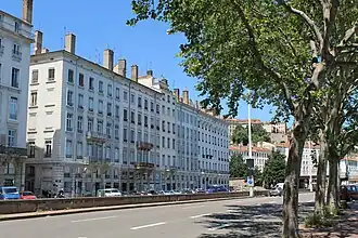 Le quai André-Lassagne et les immeubles Soufflot du XVIIIe&nbsp;siècle.