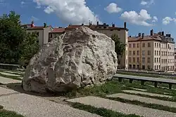 Le Gros Caillou à l'extrémité est du boulevard de la Croix-Rousse.