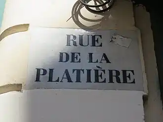 Voir la plaque.