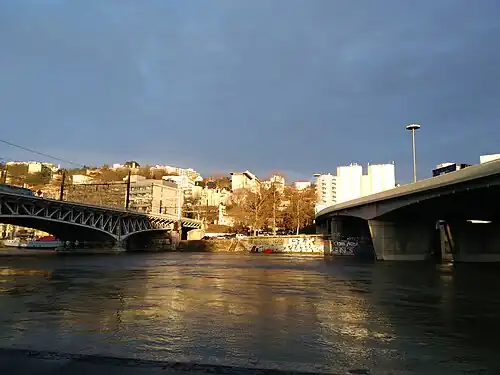 Vue depuis le quai Rambaud du viaduc de la Quarantaine et du pont de l'autoroute sur la Saône