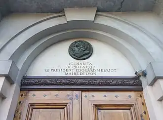 Au no&nbsp;1 : inscription commémorative Édouard Herriot