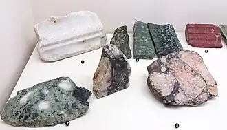 Marbre blanc de Carrare (Luni, Italie) (1) ; marbre vert antique (Thessalie, Grèce) (2) ; porphyre vert (Sparte, Grèce) (3) ; marbre rouge antique (cap Matapan, Tenare, Grèce) (4) ; marbre africano (Téos, Turquie) (8).