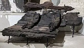 Épave de barque à fond plat, découverte en 1989 place Tolozan, près du Rhône.