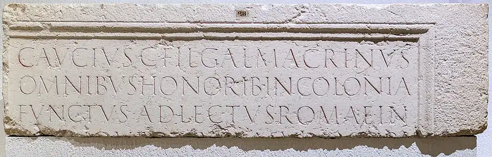 Inscription funéraire de C. Aucius Macrinus, promu à tous les honneurs de sa colonie, admis comme juge à Rome. Découvert en 1864 à Vaise CIL XIII, 01798.