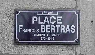 Voir la plaque.