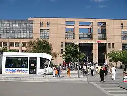 Le terminus de Rhônexpress se trouve sur la voie située au premier plan, avant celle du tramway urbain.
