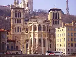 Chevet de l'édifice, vu depuis le quai des Célestins. À l'arrière-plan, Fourvière.