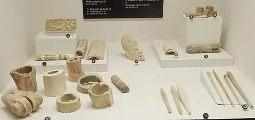 Tabletterie, os découpés, objets en os : statuette, dés, épingles.