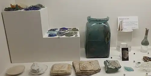 Travail du verre : moules en marbre pour bouteille carrée ; pot carré en verre moulé.