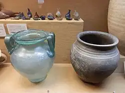 Urne en verre, urne en terre cuite commune, série de balsamaires fondus en verre.