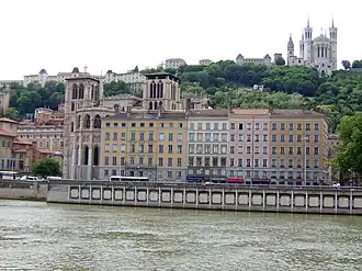 La primatiale Saint-Jean et la Saône, dominées par la colline de Fourvière