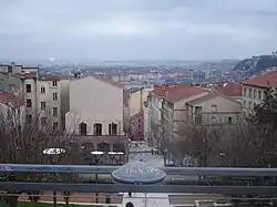 Vue sur Lyon depuis la partie supérieure, aménagée en jardins