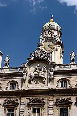 Hôtel de ville, fronton et beffroi.