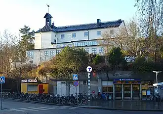 Église de Mälarhöjden et station Mälarhöjden.