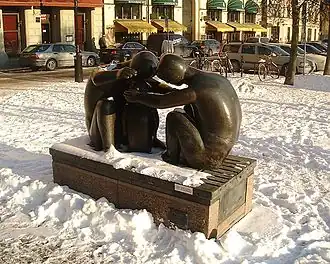 Sculpture Familjen sur la place.