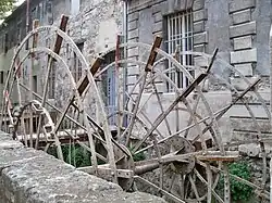 détail d'armature métallique de roue, sans pales en bois