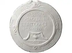 Médaillon Première porcelaine des terres du Limousin, biscuit de porcelaine dure, Limoges, 1771.