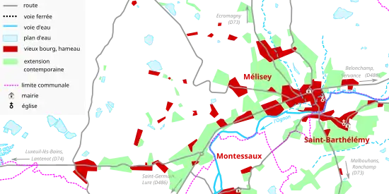 Vue d'une carte en couleur représentant les étapes de développement du bâti d'un bourg.