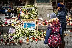 De nombreuses fleurs et bougies au pied de la statue de Kléber.