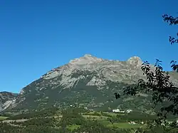 Tête de Louis XVI (à gauche) et le Peissièou (à droite), respectivement 2&nbsp;408 et 2&nbsp;406&nbsp;m d'altitude.