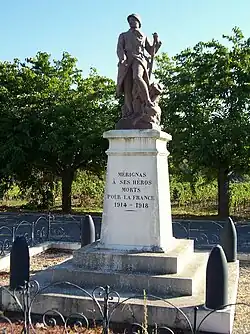 Le monument aux morts sur la place devant l'église (oct.&nbsp;2012)