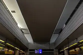 Le dessous du viaduc vu de l'intérieur de la station.