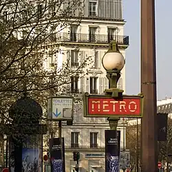 Une autre entrée de la station de métro Bastille.