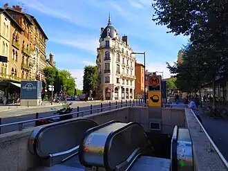Bouche d'accès nord de la station.