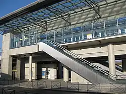 Dans les stations aériennes, comme ici à Pontchaillou, les équipements habituels des salles des billets sont reportés au niveau de la rue…