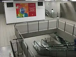 Escalators et escaliers d'accès aux quais de la station Sainte-Anne