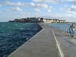 Môle de Saint-Malo, à pleine mer.