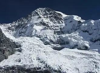 Vue de la face nord du Mönch dominant le glacier de l'Eiger&nbsp;(de).