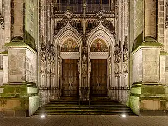 Le portail ouest de l'église Saint-Lambert. Novembre 2021.