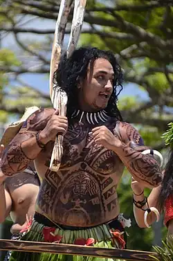 Un participant à la Merrie Monarch Parade à Hilo (Hawaï), prenant les traits de Maui, 2017.