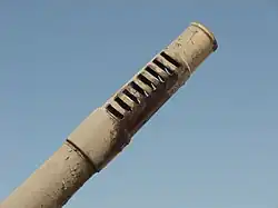 Frein de bouche à « ouïes » de l'obusier de 155&nbsp;mm Modèle 50 reprenant le concept du frein de bouche de l’obusier allemand de 15 cm sFH 18/40.