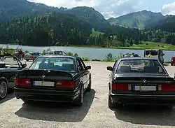 BMW Série 3 avec finition aérodynamique M Technic (à droite) et avec finition sportive (à gauche)