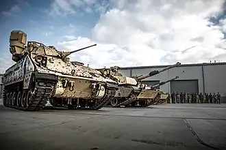 Véhicules de combat d'infanterie Bradley et chars M1A2 Abrams en avril 2023.