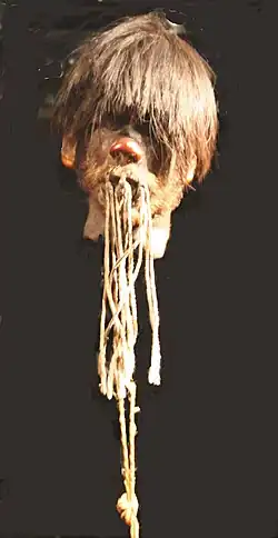 Tête réduite, Shuar. Peau, cheveux, fibres, poils. H. 15&nbsp;cm. Pérou. 1850-1950