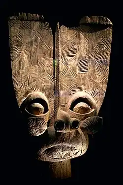 Masque dit batcham. Bamiléké. Bois, H. 98&nbsp;cm. Cameroun. 1850-1950