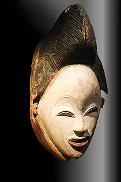 Masque okuyi. Punu. Bois, kaolin, pigments. H. 34,5&nbsp;cm. Gabon. 1850-1950