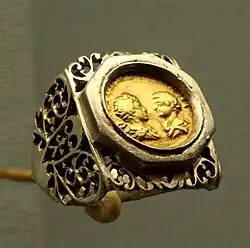 Au MAN, bague en argent avec un denier doré de Septime Sévère,