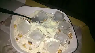 Servi sucré, avec des arachides, du lait en poudre et des glaçons.